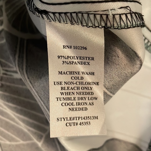 Floral fitted sheath dress. Size 8. - Picture 7 of 7